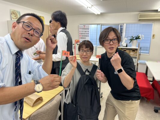 トロフィーちゃんとニギニギコハクンチョス