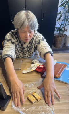 コツコツコツコツ。こつこつと。