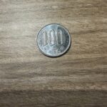 賽銭箱ではなく、募金箱に100円